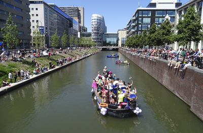 904262 Afbeelding van een boot met deelnemers aan de botenparade van de Utrecht Pride 2023 in de Stadsbuitengracht te ...